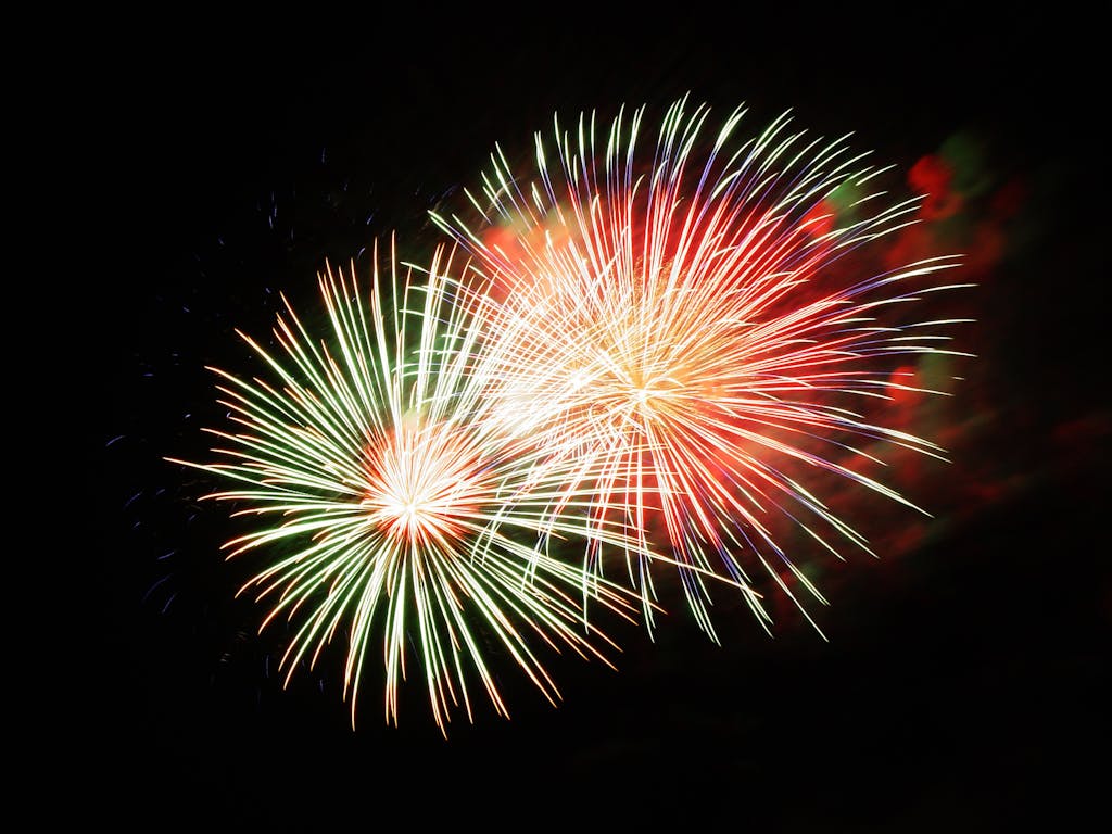 Fyrverkerier till Nyår – Förbeställ Svea Fireworks och hämta hos oss 2 White Red and Green Fireworks